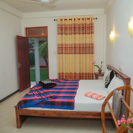 Hasaranga Holiday House Hikkaduwa Buitenkant foto