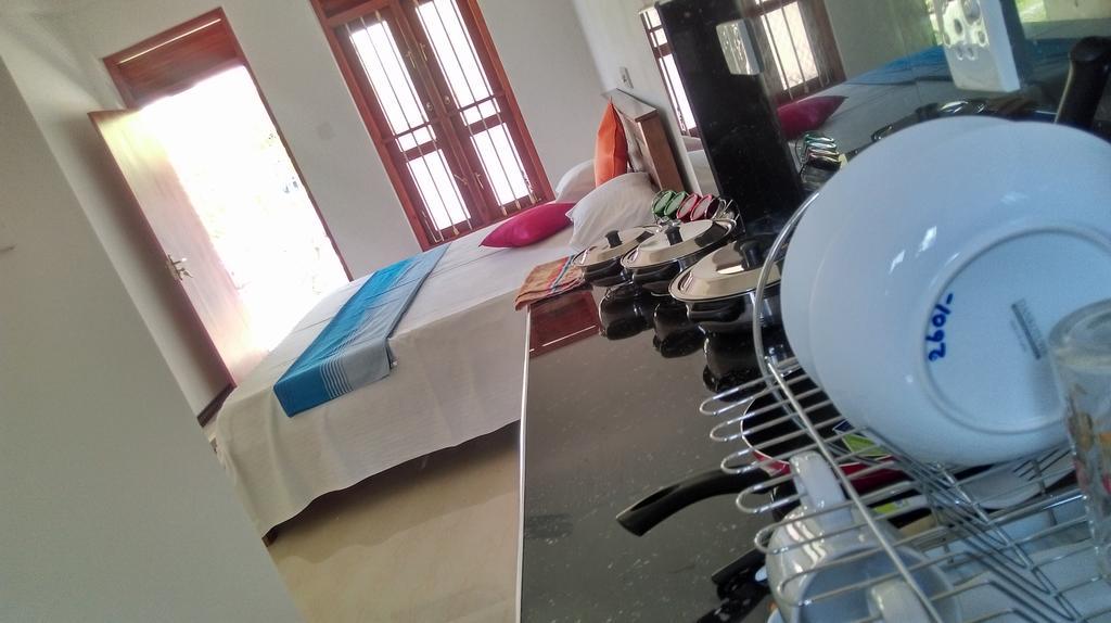 Hasaranga Holiday House Hikkaduwa Buitenkant foto