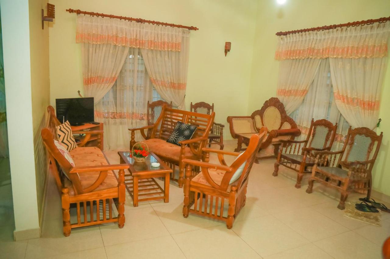 Hasaranga Holiday House Hikkaduwa Buitenkant foto