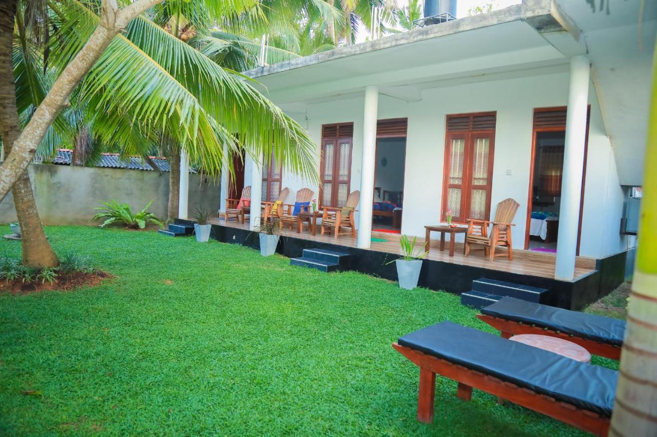 Hasaranga Holiday House Hikkaduwa Buitenkant foto
